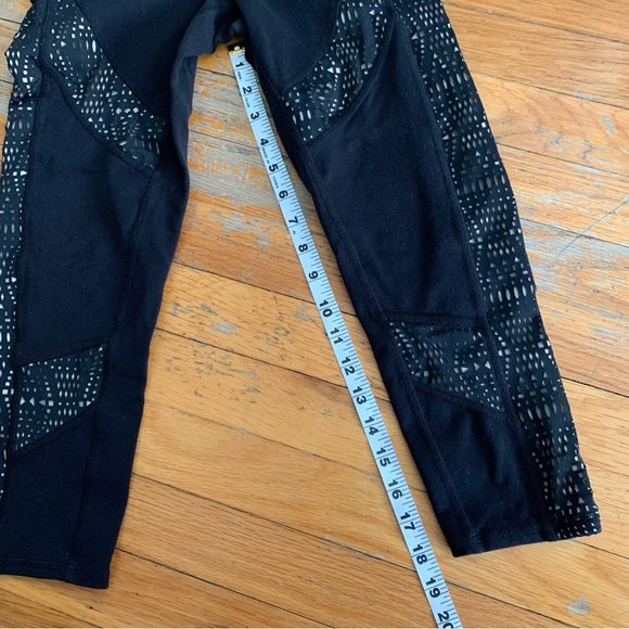 Alo yoga capri laser cut leggings black - Picture 6 of 9